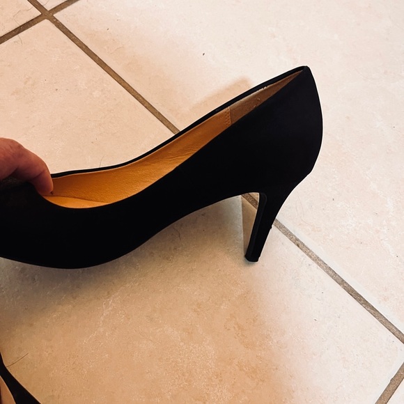 Classified Black Textured Heels - Picture 4 of 4